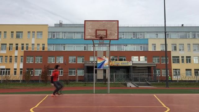 №23 С места, с одной ноги достал баскетбольное кольцо. А вам слабо