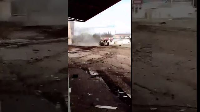Т-72Б ВС ДНР ведёт подавление огневых точек ВСУ во время уличных боев за Волноваху