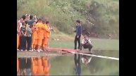 Шаолиньский монах пробежал по воде 120 метров ВИДЕО
