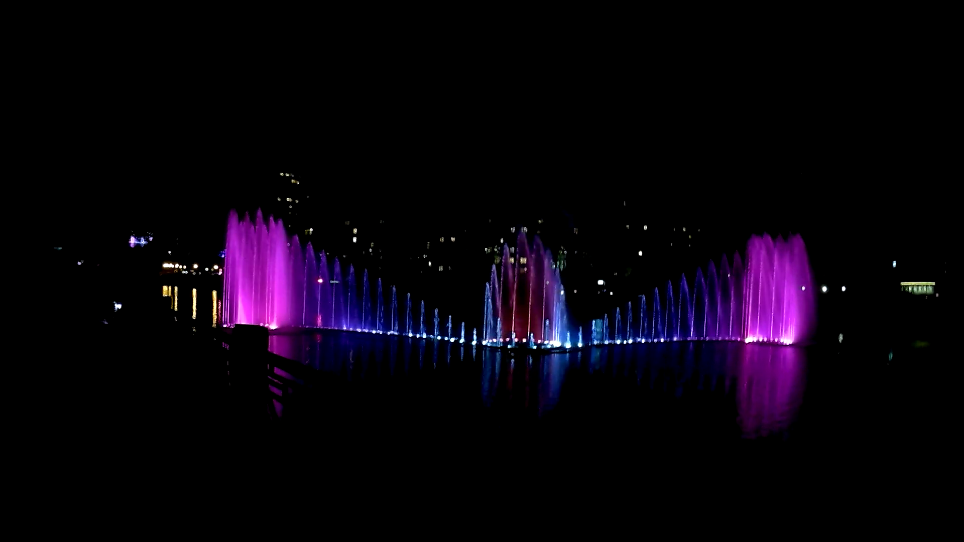 Вечер, световой фонтан на реке