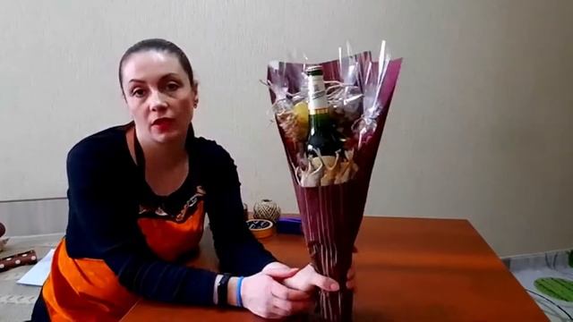 Упаковка вертикального букета в рельефную бумагу