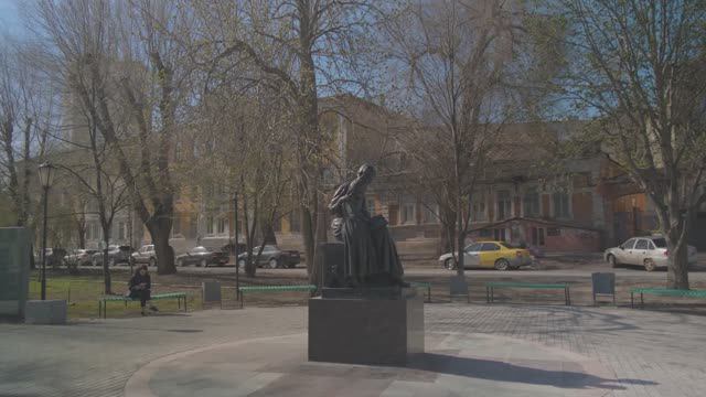 "В городе С..." - Памятник Первой учительнице