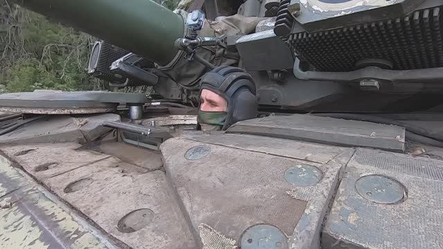 Экипажи танков Т-90А группировки войск «Запад» уничтожили замаскированные пулеметные точки ВСУ