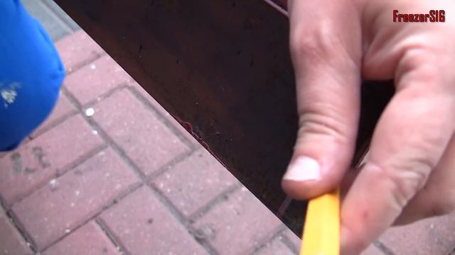 Zadaszenie nad drzwiami wejściowymi.