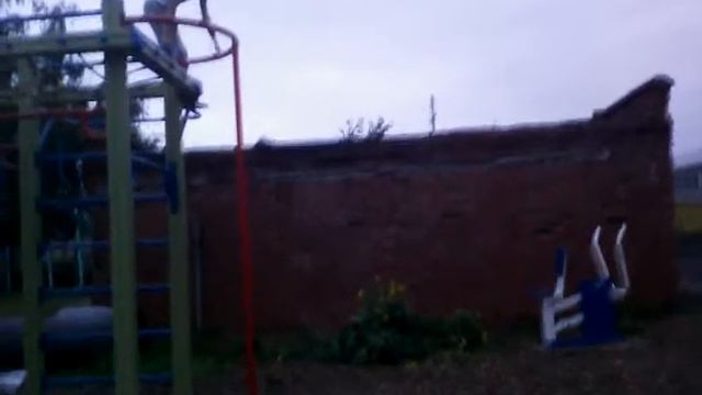 Парень сломал коленку