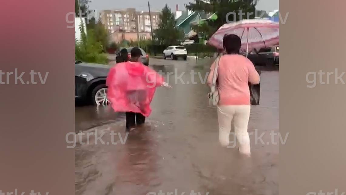 «Затопило за полчаса»: в Башкирии улицы города Ишимбая по колено залило водой