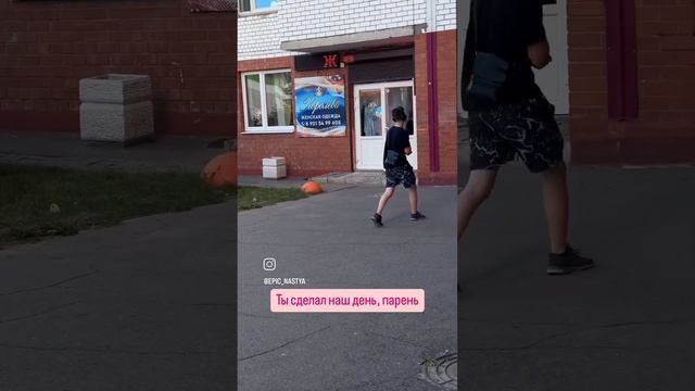 поёт