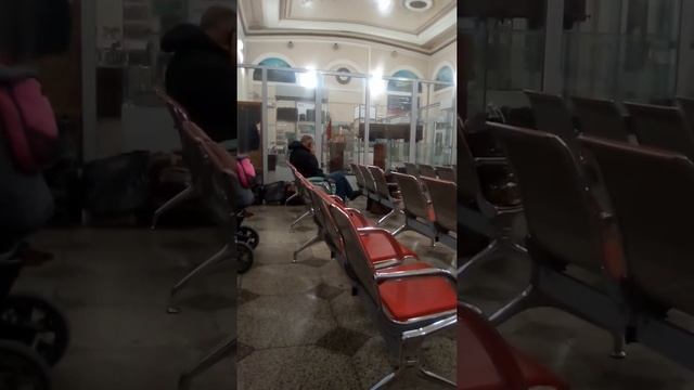 Этот человек военный долгое время находится на вокзале в минеральных водах  в месте с мамой начальс