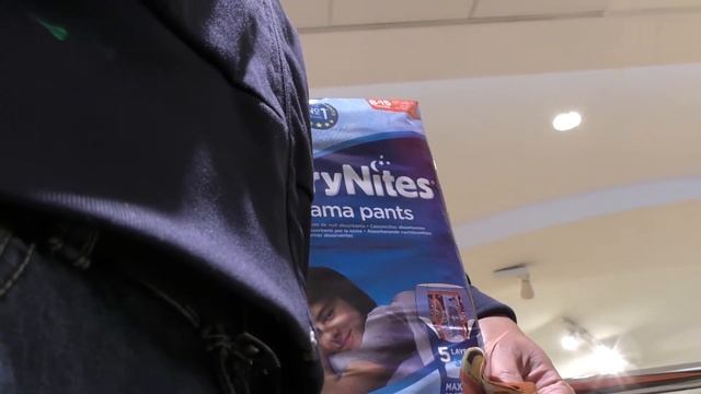 Comprando DryNites en Monoprix Paris Francia