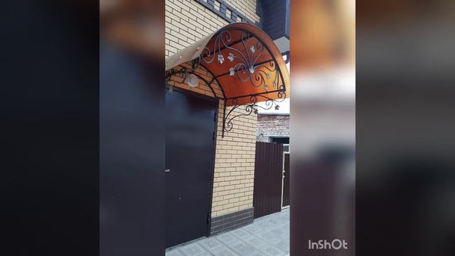 Козырёк над дверью.