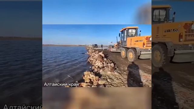Спасатели эвакуируют жителей затопленных из-за паводка районов Алтайского края и Оренбургской област