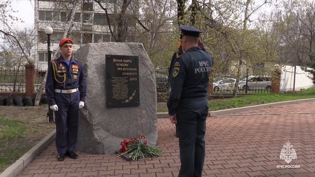 Сотрудники МЧС России, ветераны и кадеты почтили память погибших при исполнении служебного долга