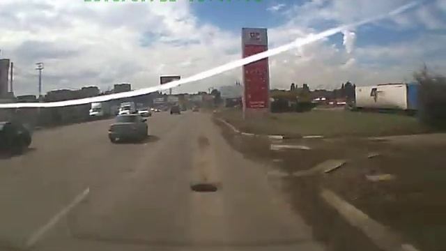Водитель "Приоры" заговорился по телефону....