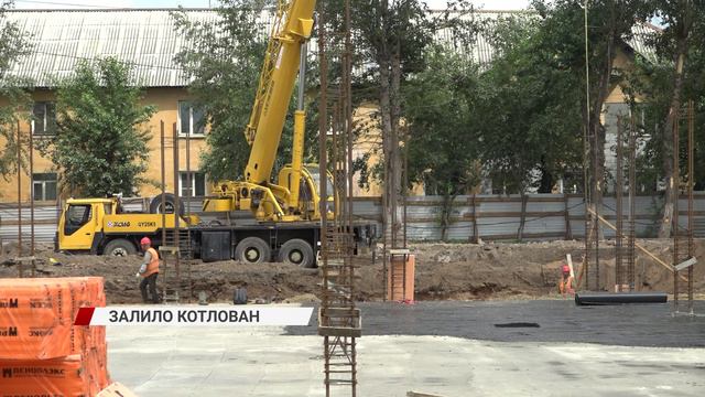 В Улан-Удэ обильные осадки затопили котлован под строительство школы в