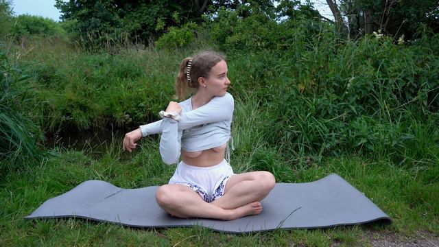 4k yoga by the river 🌤