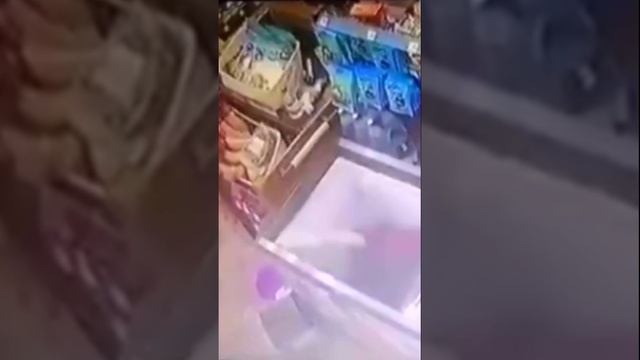 Продавщица случайно нырнула в холодильную камеру