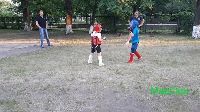 АРБ тренировочный спаринг длился 8 минут. Хорошо когда сильный противник. Марк (в синем) и Стёпа