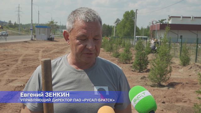 Сергей Серебренников вместе с работниками БрАЗа посадил деревья у Медицинского центра помощи