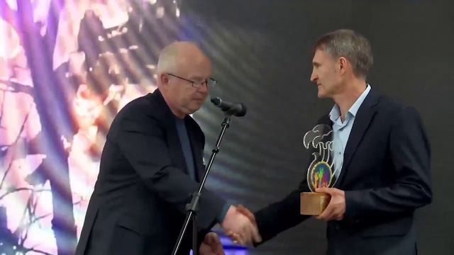 Камчатскому пожарному Ивану Бережному вручили уникальный почётный
приз «Во благо других»