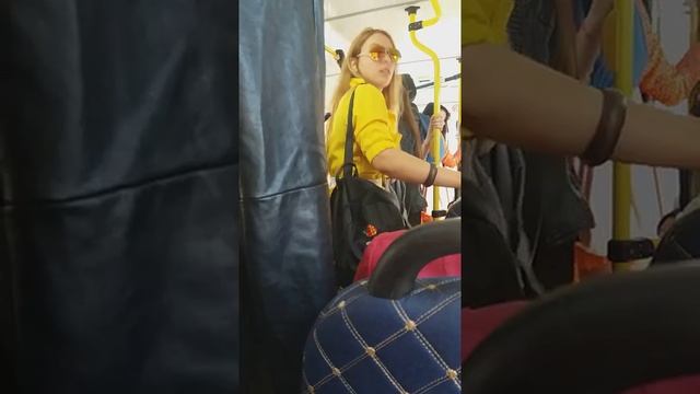 В одном из автобусов Владивостока)