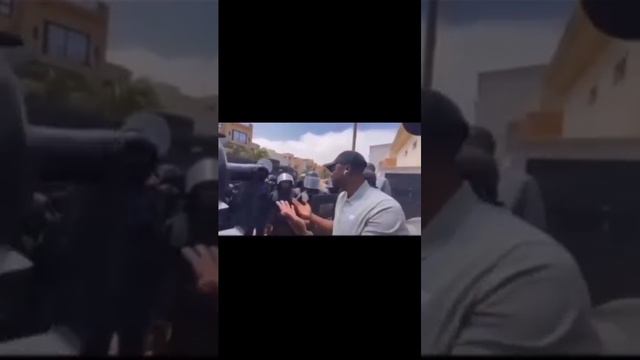 Это видео показывает лицо полиции в Сенегал и почти в всех Африки.