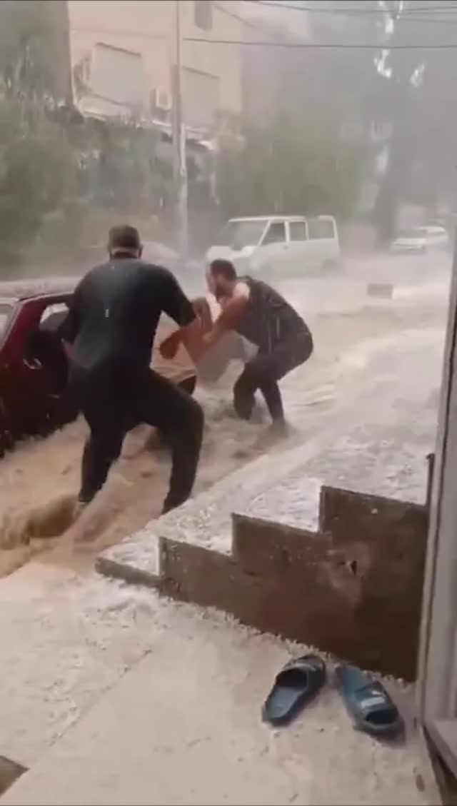 Ужасные наводнения из-за проливных дождей в Бу-Сааде, Алжир, провинция Мсила, 4 июня 2024
