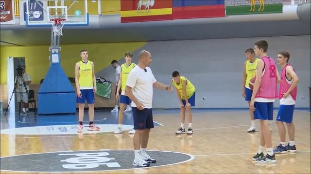 Руслан Старков. Непрерывное нападение в баскетболе / PASS And CUT Offense /