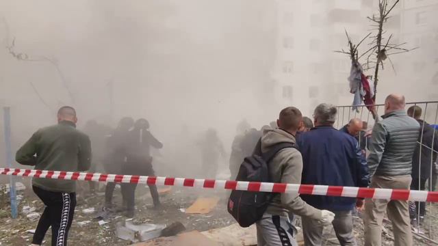 ‼️🇷🇺 Момент обрушения крыши попавшей под обстрел многоэтажки в Белгороде !!!