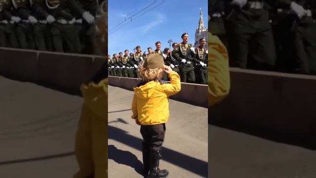 На параде мальчик отдаёт честь нашим военным