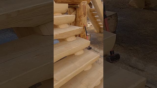 Лестница из дерева ручной работы.