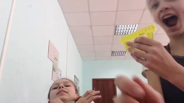 Как достать подругу на уроке !!!