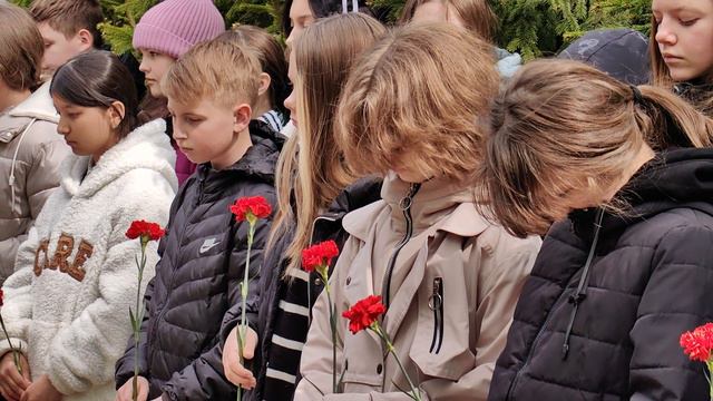 Возложение цветов к стеле "Вечная Слава" учащимися Дашковской школы