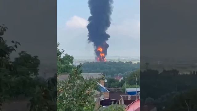 По состоянию на 07:00 в тушении пожара в Азове задействованы 208 человек и 39 единиц техники.