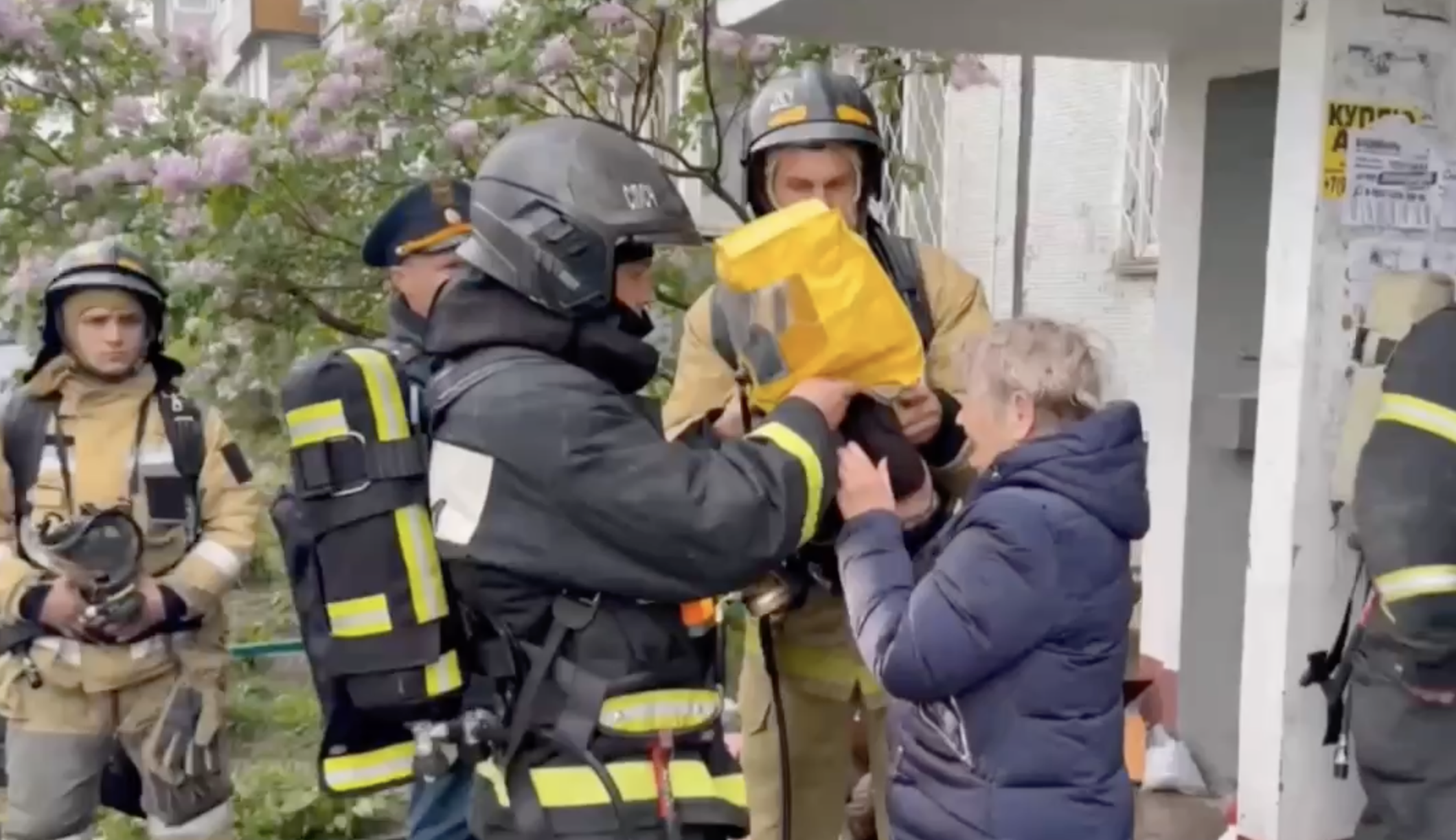 Сотрудники МЧС спасли 20 человек из горящего здания во Владивостоке