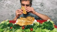МУКБАНГ чебуреки | MUKBANG Chebureks | самые вкусные ?