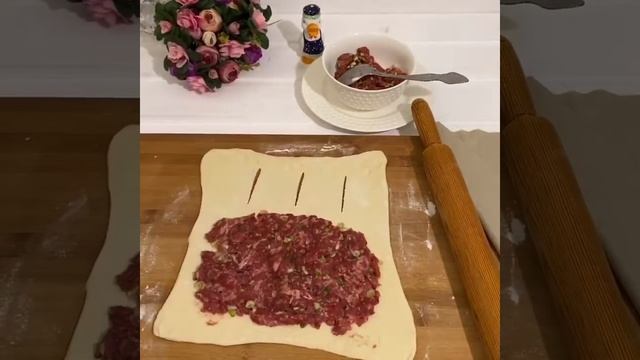 Быстрый мясной пирог из слоеного теста!