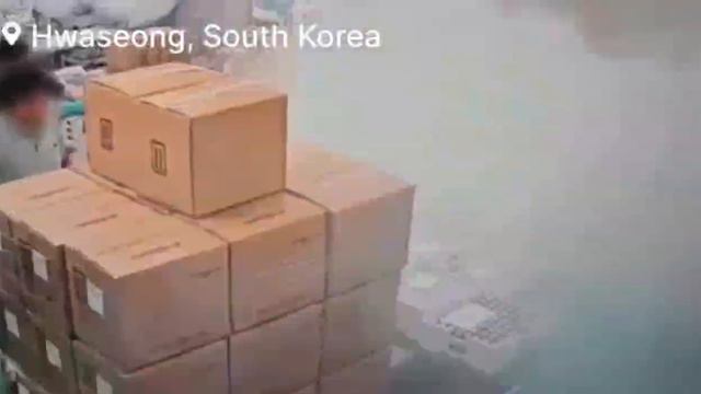 Появилось видео начала пожара на заводе по производству литиевых батарей в Южной Корее