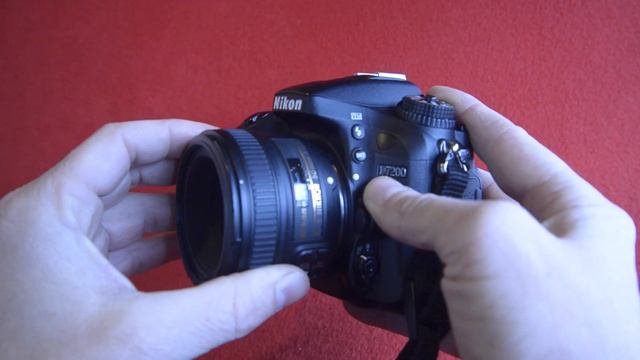 How to remove or install a lens on the Nikon D7200