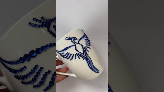 Синяя птица из страз на чашке