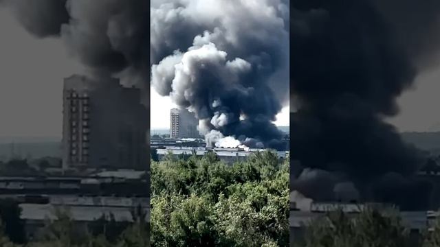 Горит здание бывшего завода в Люберцах