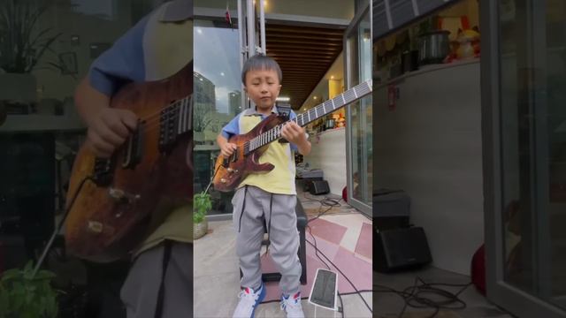 9-летний мальчиком Цзюньси Лу, который артистично играет сложные композиции на гитаре