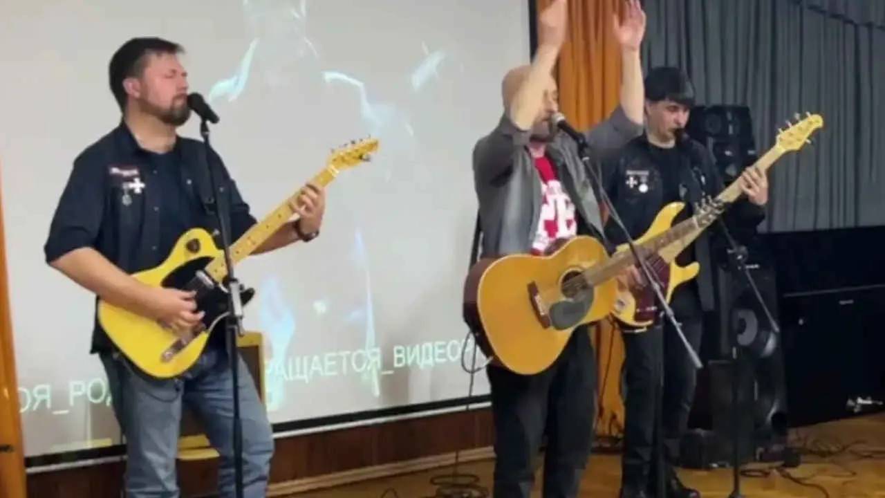 Группа "Зверобой" выступила перед ребятами из Мариуполя во время их поездки в Москву