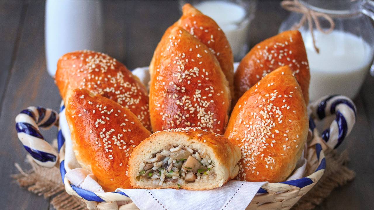 🫔 Пирожки «Как пух» на кефире — рецепт вкусных пирогов в духовке