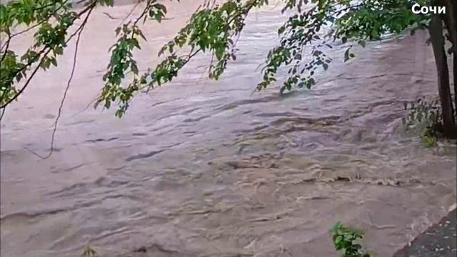 СОЧИ- 13 МАЯ-Наводнение в Сочи,реки вышли из берегов,смывая все на своем пути