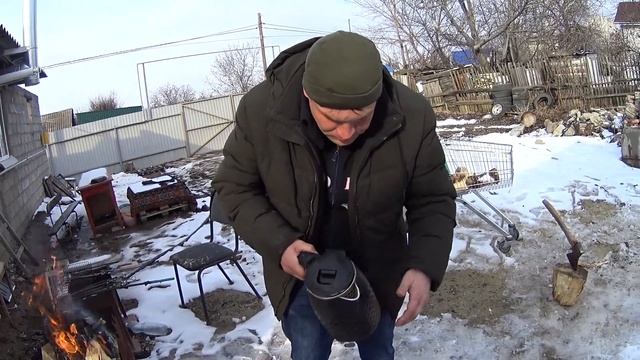 Человек Топор зарубил чайник !!!
