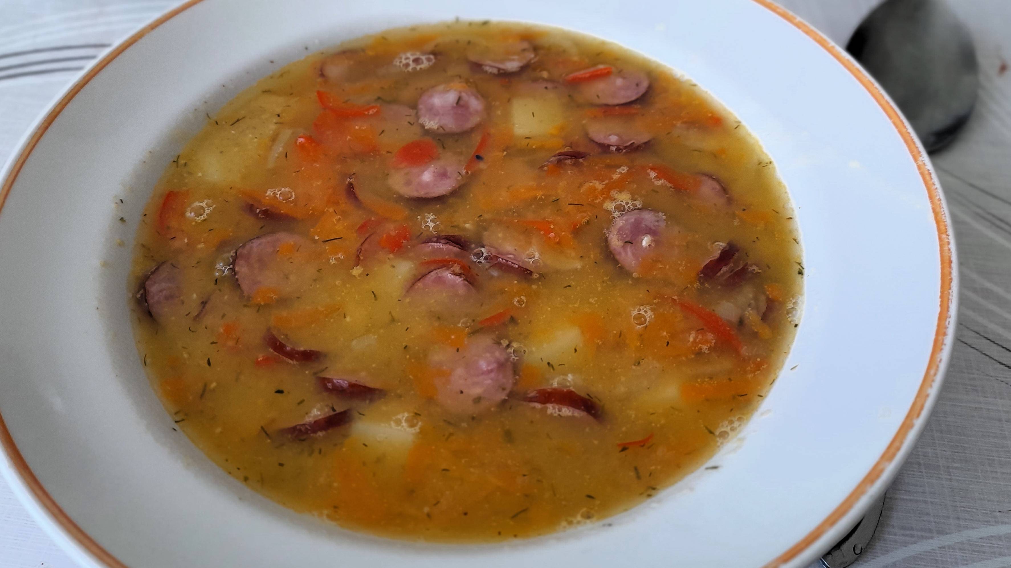 Суп гороховый с копчеными колбасками