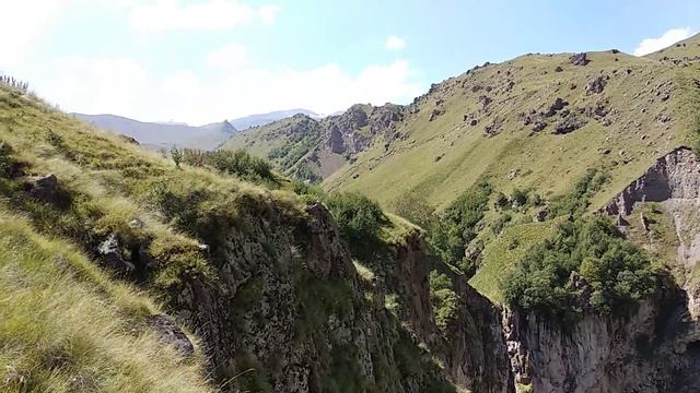 водопад в ущелье Кавказских гор