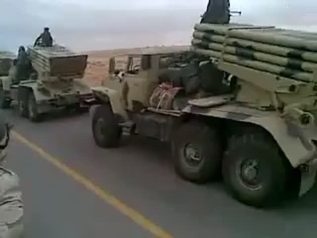 Колонны армейской техники Ливийской армии полковника Каддафи. Дорога на Бенгази | Ливия 2011