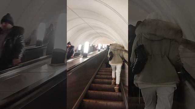 Эскалатор к Курскому вокзалу с кольцевой коричневой ветки метро Курская