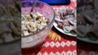 Готовлю салат из кальмаров,жарю картошку,и почистила вкусную, жирную селедочку.